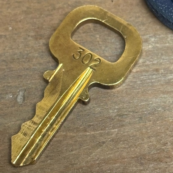 Authentic Louis Vuitton Lock &
Key Pink Dog
Tassle, Paw,Key Chain, Bag Charm - Picture 4 of 7